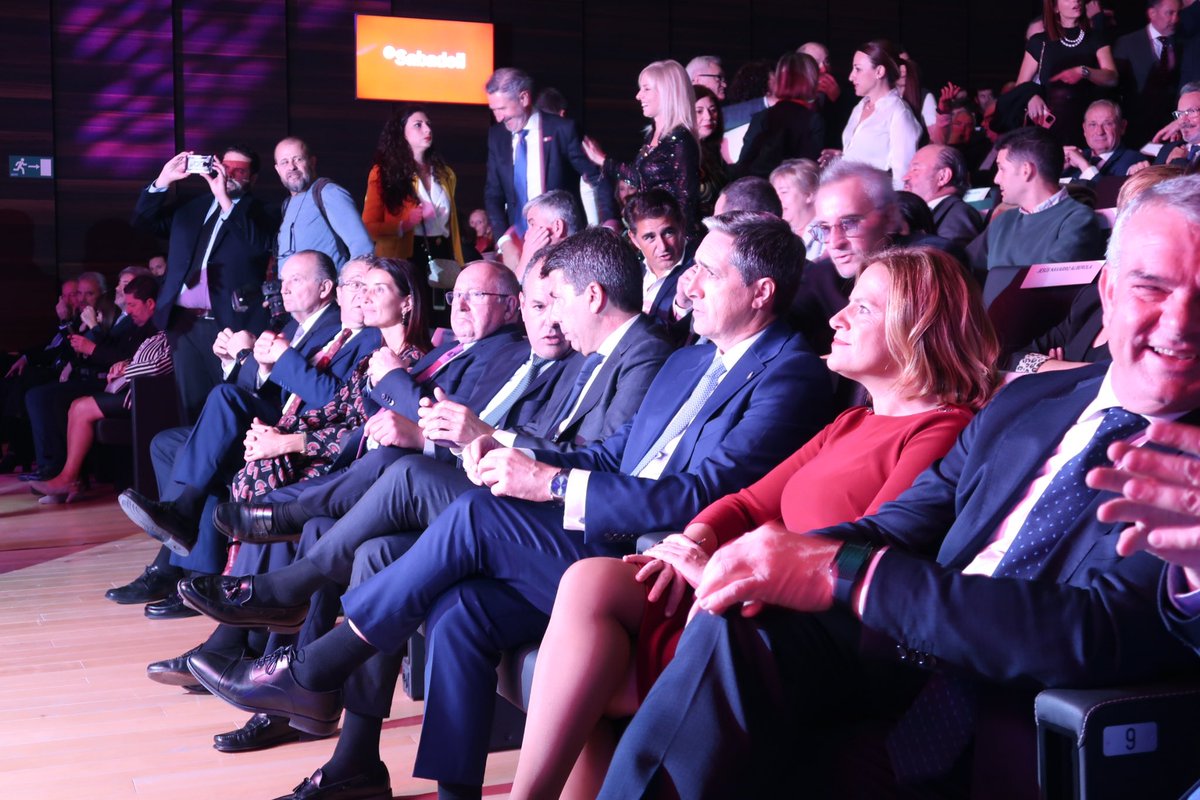 pilarbernabe's tweet photo. Enhorabuena a las empresas galardonadas con los reconocimientos de @CamaraAlicante en la 48ª #NocheEconomía : sois ejemplo del talento, la innovación y la resiliencia del tejido empresarial de #Alicante .

Y felicidades a Rafael Bernabeu @InstBernabeu por la máxima distinción.👏 https://t.co/DJqOtUoUGg
