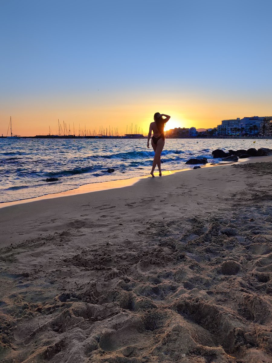 ladyreemusic's tweet photo. Dreaming of golden sunsets on this rainy Tuesday ๐
โ
#rainydayescape #sunsetdreams #djlife #islandsunset #moodlifter #beachvibes #beachview https://t.co/J94GYJVM0P