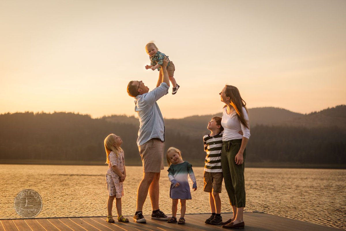 Love this moment from Slovarp's family photos! ☀️ 🙌 bit.ly/3Fsdw9O #familyphoto #familyphotos #familyphotography #famillies #looyengaphotography #spokanefamilyphotographer #spokanephotographer #spokane #spokanefamilyphoto #coeurdalenefamilyphotographer