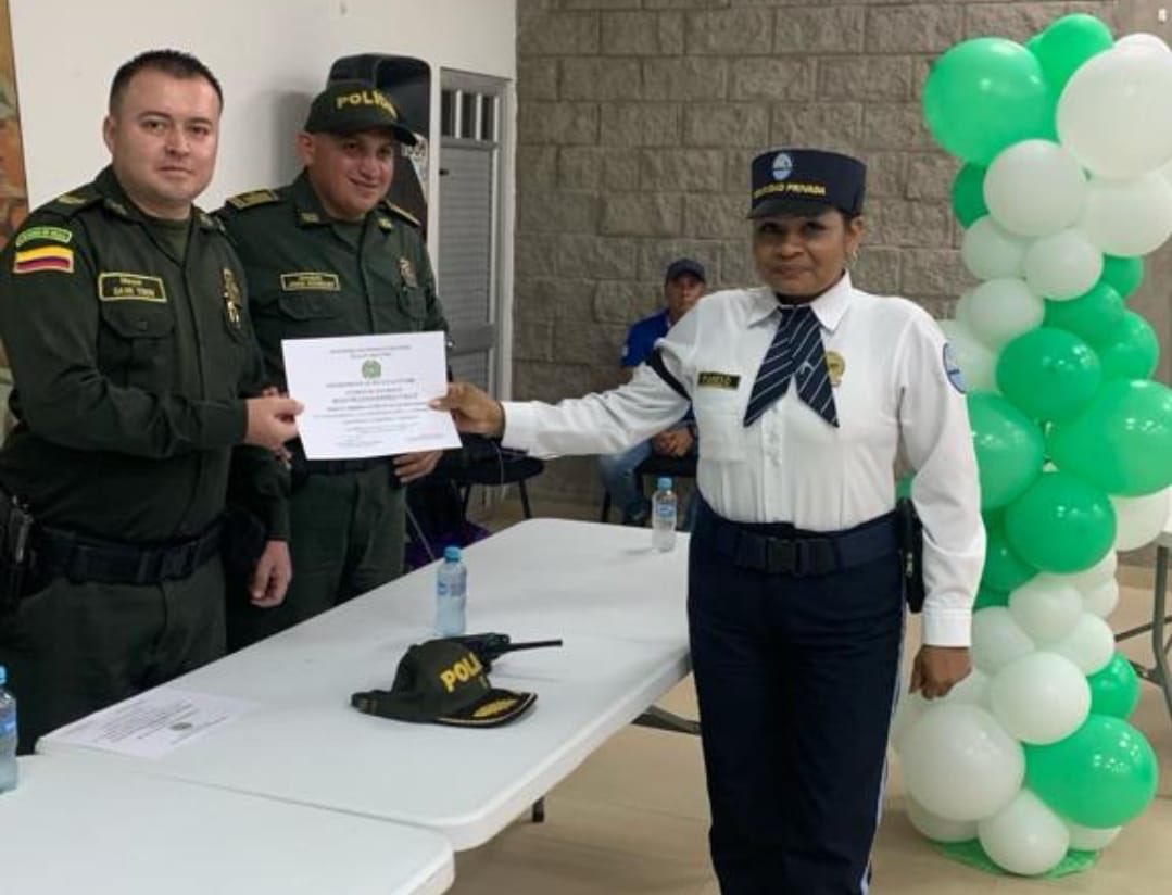 PoliciaGuaviare's tweet photo. #AEstaHora Extendemos nuestro reconocimiento y gratitud a todos los
hombres y mujeres de la empresa #Avisor que se destacan por su trabajo como guardas de vigilancia, aportando a la seguridad de el Departamento del Guaviare. #DiosYPatria https://t.co/Zyl143A4Gc