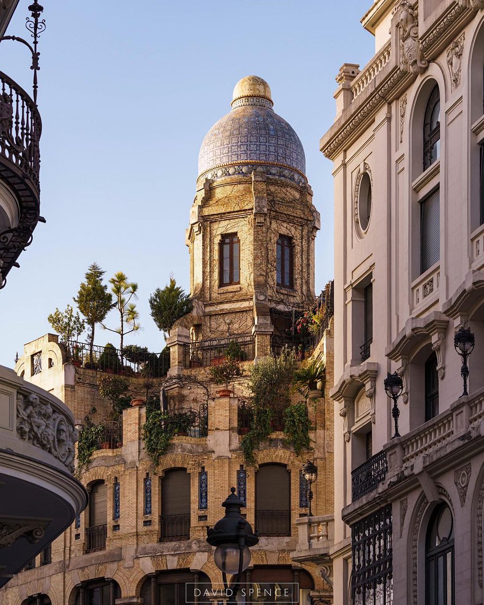 gatopormadrid's tweet photo. ¿Conoces la Casa de los Portugueses? 

Es uno de los rincones más bonitos de la calle Virgen de los Peligros que se asoma hacia la Gran Vía de Madrid.

📷 sr.spence (IG) https://t.co/dc50T4PFIO