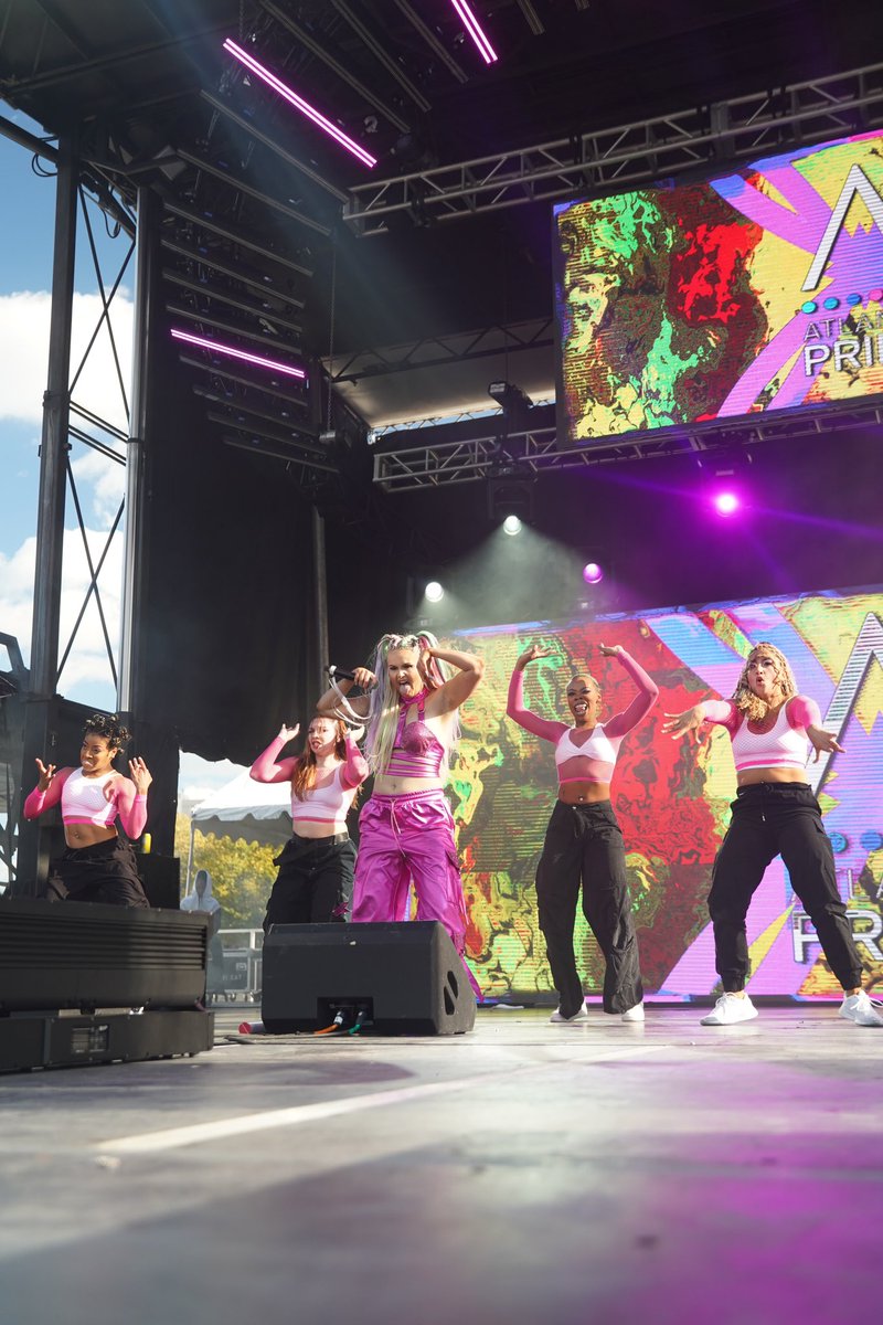 thekyd_'s tweet photo. I put on my vision board that I was gonna perform on somebody’s stage this year and got the opportunity to dance fir @AshleeKeating at ATL Pride 🥳🌈 https://t.co/T2A75T9JL3