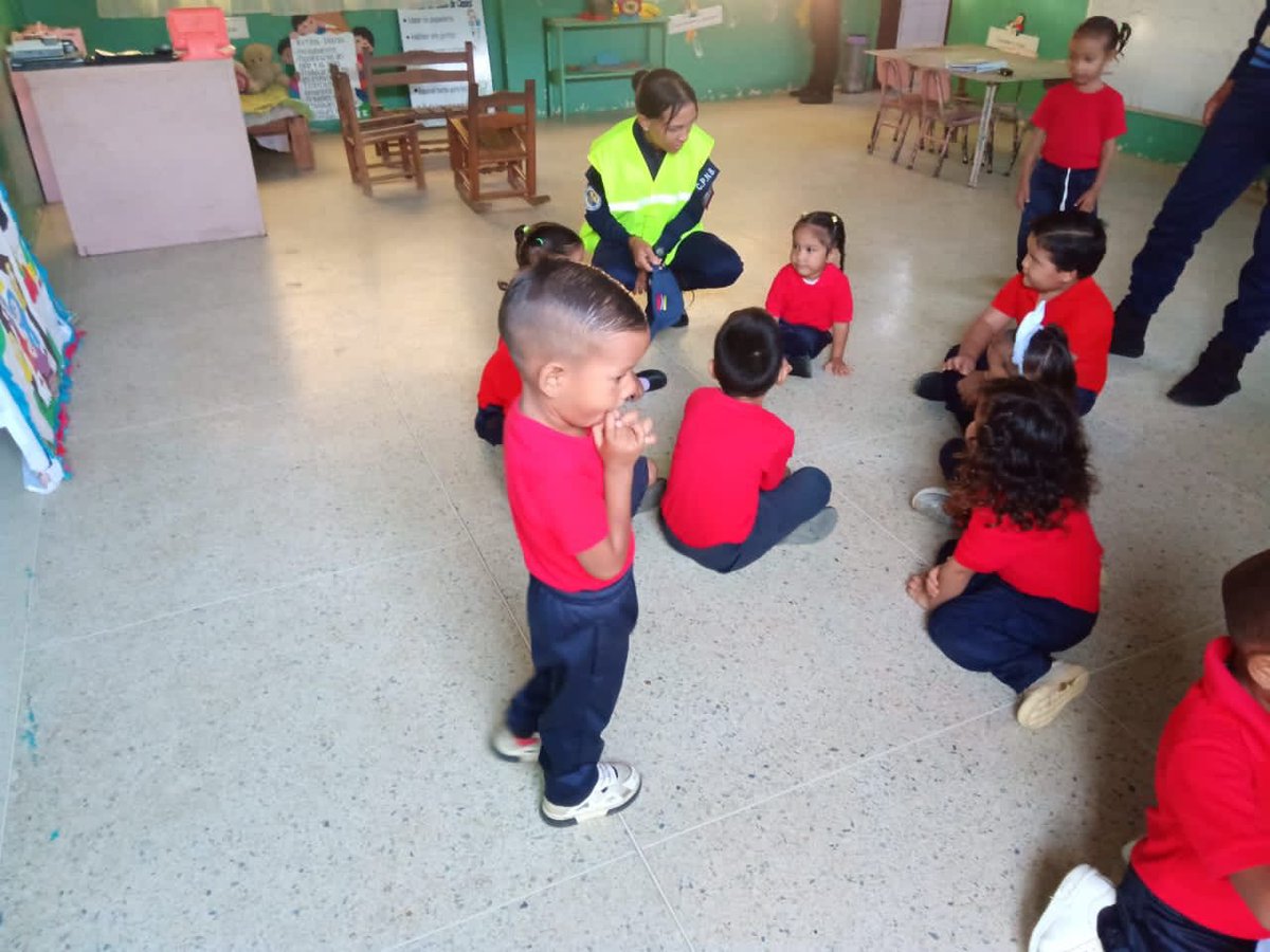 Se mantiene el Plan “El Policia Va a la Escuela”, dirigido por la <a href="/PNBVzla/">Cuerpo de Policía Nacional Bolivariana.</a> en todo el territorio nacional, como garantía de la protección del pueblo, actividades educativas y recreativas, fortaleciendo la Prevención Integral por la Vida y La Paz.
#28Nov 
#VenezuelaEsEsequibo