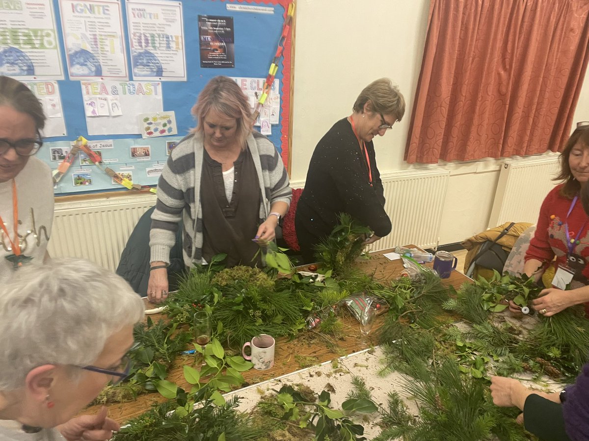 An amazingly crafty time making our Christmas wreaths 🎄