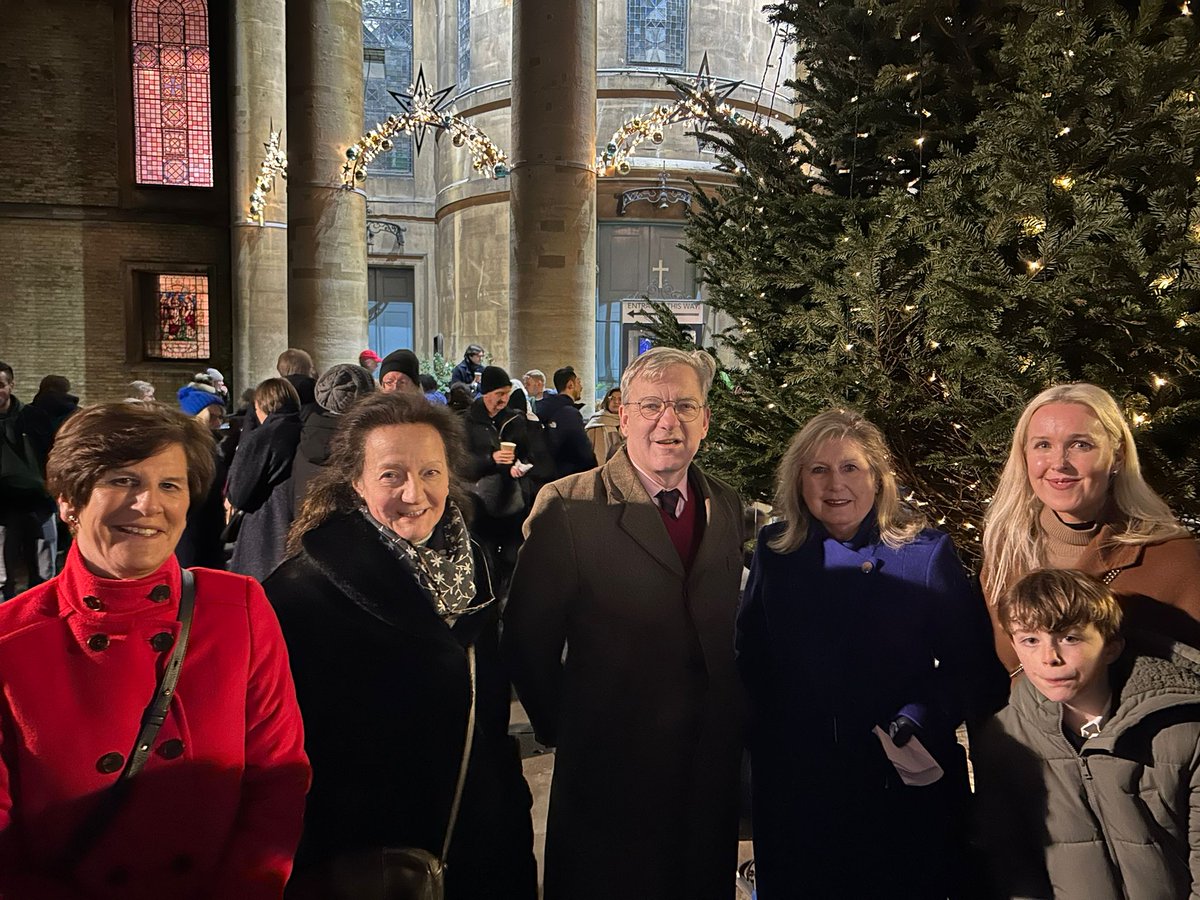 Thank you all who made our Christmas🌲Lighting Up Ceremony a truly wonderful community event.🙏<a href="/Councillorsuzie/">Susan Hall AM</a> for switching on our lights, colleagues
<a href="/Tony_Devenish/">Tony Devenish</a> &amp; <a href="/kts39/">Karen Scarborough</a>, <a href="/stmaryslondon/">St Mary's London</a> for mince pies &amp; hot chocolate, <a href="/JulieredmondW/">Julie Redmond</a> and special thanks to <a href="/SMBSschool/">St Mary's School</a> choir.