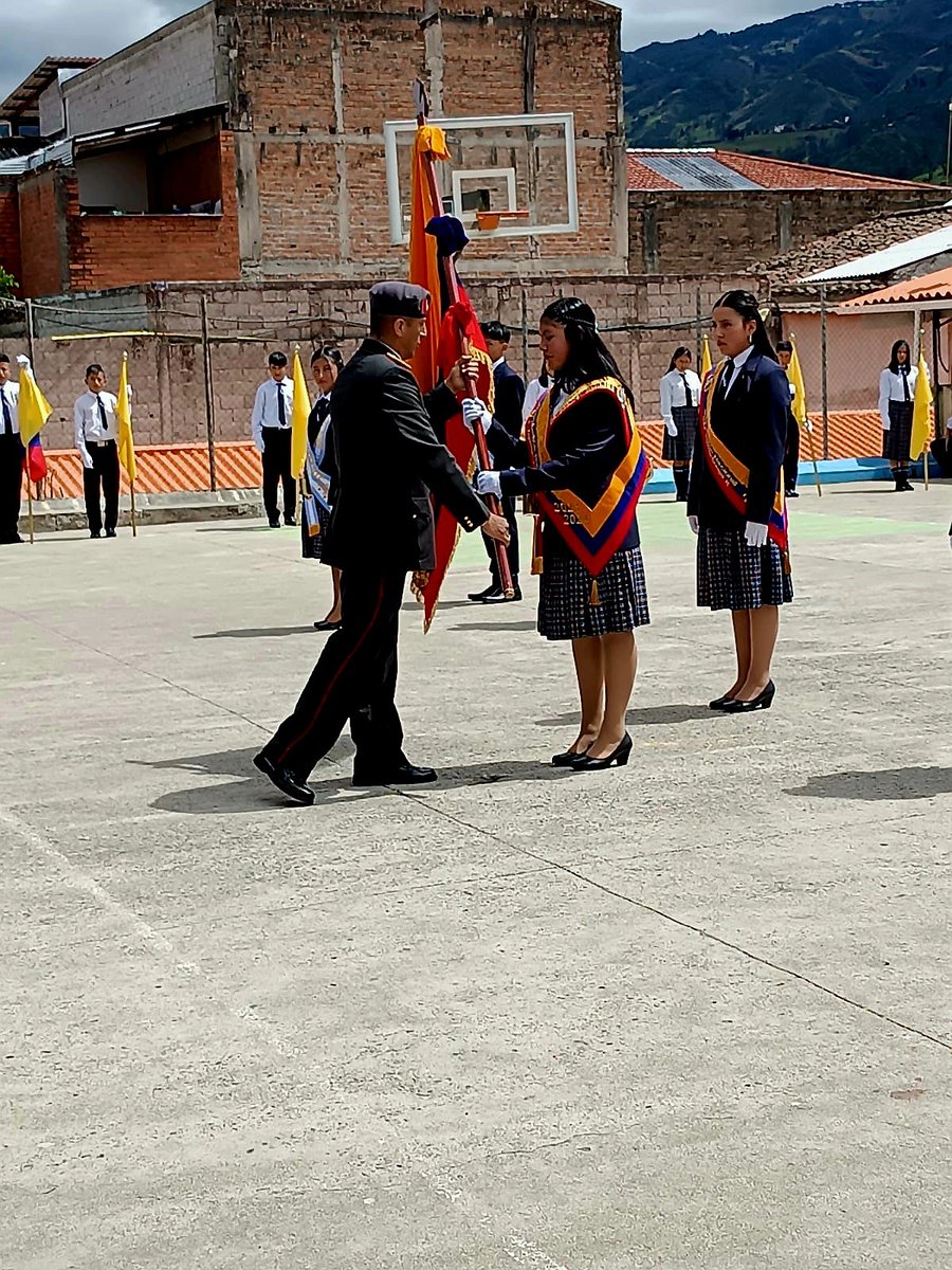 MuseosDefensaEC's tweet photo. 👉🏛️El equipo del Museo "Casa de los Tratados" participó en el programa cívico de entrega del Pabellón Nacional🇪🇨 en la Unidad Educativa Fiscomisional “Agustín Crespo Heredia”.

💫¡Felicitamos a los estudiantes por su mérito alcanzado como abanderados y escoltas! 🏅 https://t.co/m88tujpG32