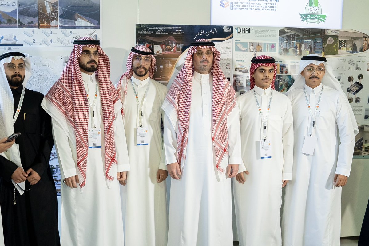 arch_s6's tweet photo. تشرفت بلقاء صاحب السمو الامير سعود بن عبدالله بن جلوي محافظ جدة في حفل منتدى مستقبل العمارة و العمران نحو الارتقاء بجودة الحياة والمشاركة بمشروع التخرج 🇸🇦🎓

@saudi_umran https://t.co/9wFxpyNy6V