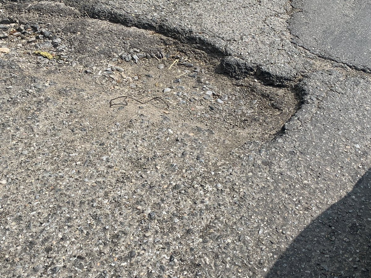 maufiguera's tweet photo. Como Vecino de la calle Mosen Sol-Sorocaima de la Urb El Marqués Municipio Sucre denuncio el estado deplorable de la calle, huecos desplazamiento de la carpeta asfáltica, hundimientos.. Las autoridades SORDAS a las denuncias CUANDO RESCATARÁN LAS CALLE? @lAlcaldiasucre @parnalp https://t.co/ohxmV1sNAI