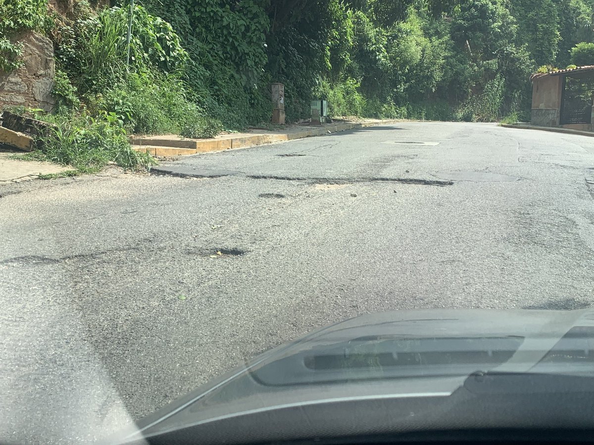 maufiguera's tweet photo. Como Vecino de la calle Mosen Sol-Sorocaima de la Urb El Marqués Municipio Sucre denuncio el estado deplorable de la calle, huecos desplazamiento de la carpeta asfáltica, hundimientos.. Las autoridades SORDAS a las denuncias CUANDO RESCATARÁN LAS CALLE? @lAlcaldiasucre @parnalp https://t.co/ohxmV1sNAI