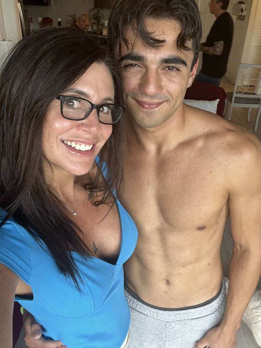 Just wrapped up the hottest scene I&rsquo;ve shot with @abbysomersxxx for @MilfAFxxx https://t.co/vv79ozLZ