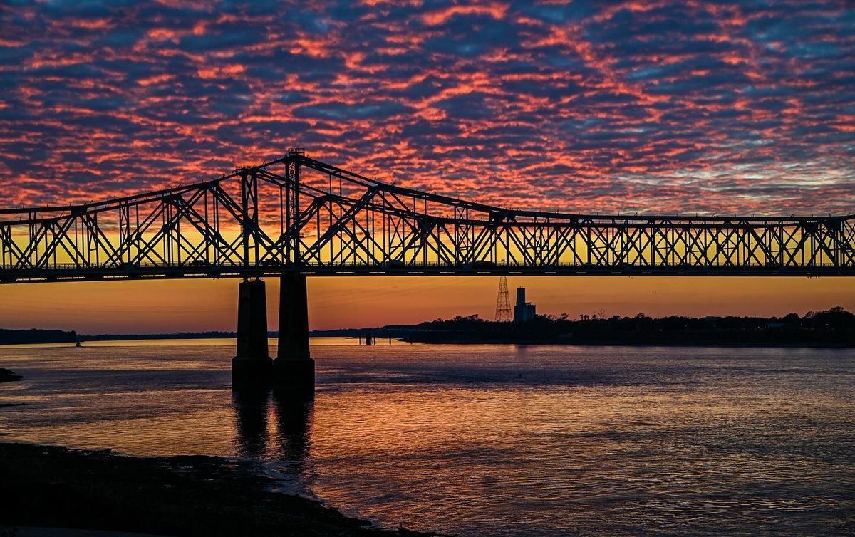 visitnatchez's tweet photo. Witness a breathtaking sunset in Natchez, MS! 🌅✨ #magicalsunset #NatchezMS #VisitNatchez

📸:tggivens https://t.co/bWHFgyq3PE