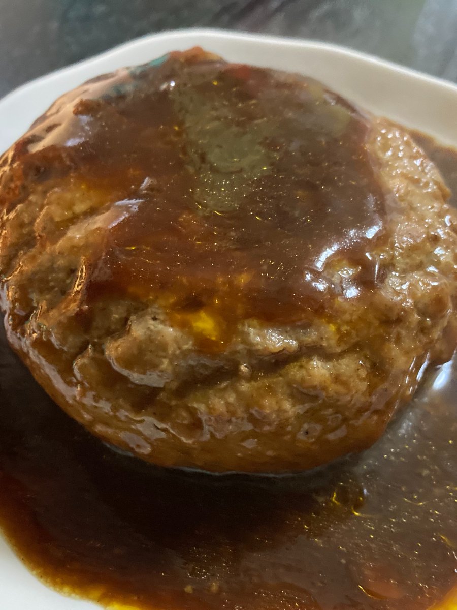 皆おは🎤昨夜スーパーに私の筋トレおやつ「魚肉ソーセージ」をだけを買いに行く予定が、売り場の横から視線を感じ、ふと横を見るとこのメガネの微笑が。数分間誘惑と戦うも流石商品陳列プロの戦略、そしてこの顔…完敗です。

皆様ジューシーな水曜日をお過ごしください🔥

まじで「うますぎ！」た🤤🙌