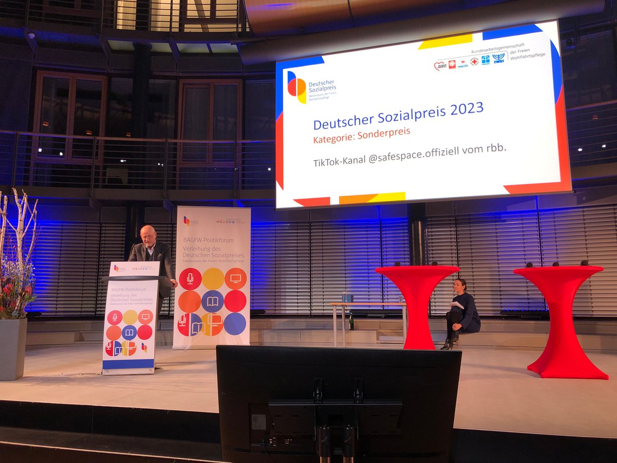 Paritaet's tweet photo. Heute wurde er verliehen, der Deutsche Sozialpreis, der Medienpreis der @bagfw. Unser  Vorsitzender Prof. Dr. Rosenbrock verlieh den Sonderpreis an das  tolle TikTok-Projekt #Safespace des @rbb Gratulation!🏆 #deutschersozialpreis #bagfw #diakonie #caritas #awo #drk #zwst #berlin https://t.co/3yHw14I6wX