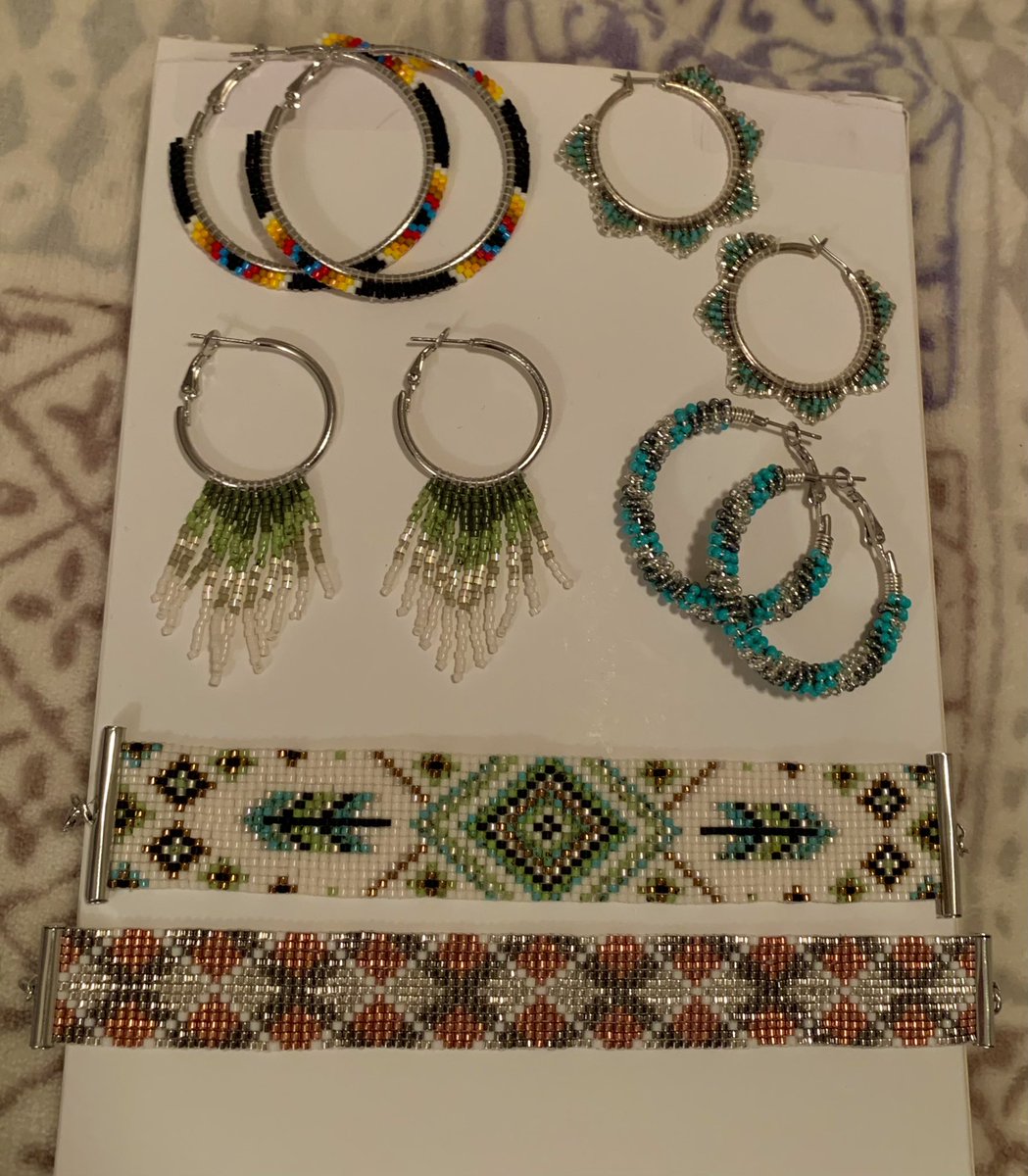 bizzleinthehizz's tweet photo. @Feisty_Waters I recently started making seed bead jewelry and I am obsessed. https://t.co/dEGnnKkotX