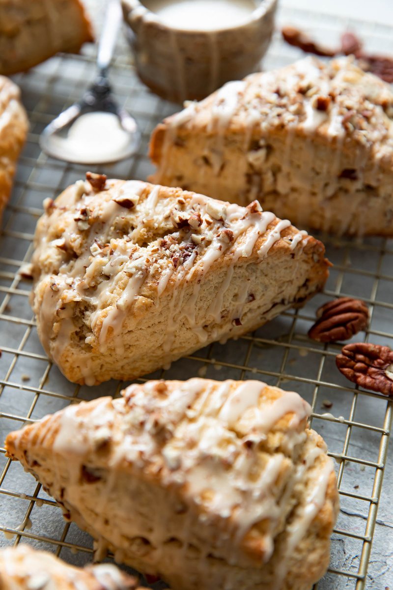 These perfect homemade maple scones are sweet and buttery, filled with chopped pecans and a maple icing drizzle on top. They are super soft and flaky in the center with buttery crisp and crumbly edges on the outside.

RECIPE: moderncrumb.com/maple-pecan-gl…