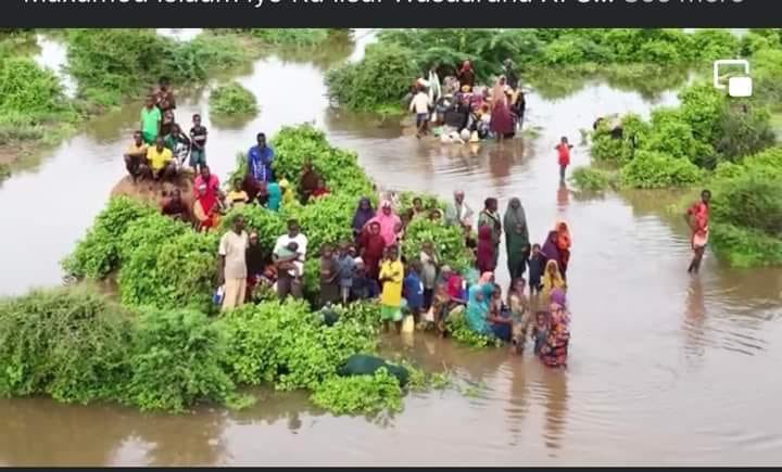 doolsalat's tweet photo. Some people are good in taking photos with political leaders and making noise on social media but when emergencies happen and our people need our help they go missing. They don't even talk about it yet they are on the front line when it's matter of showing off photos. Such a sham https://t.co/puJpTgu9mw