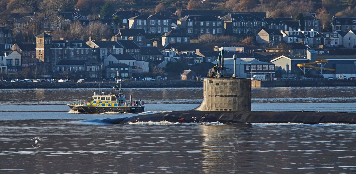 Virginia class departing this afternoon.

#submarine #virginiaclass #riverclyde #Navy #usnavy #submariner
