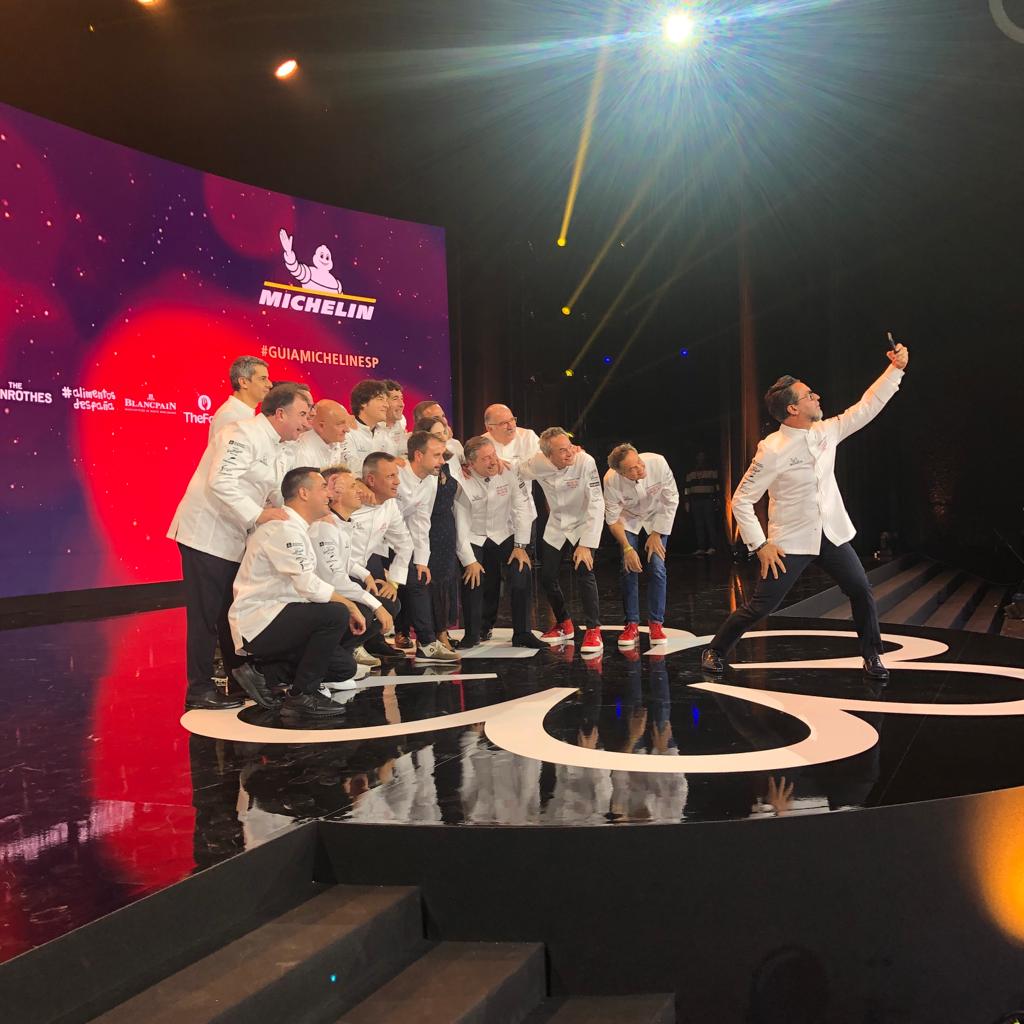 ¡Enhorabuena a todos! <a href="/QiqeDacosta/">Quique Dacosta 🪼🍊</a> va a sacar su ya mítico selfie con los flamantes chefs de los 15 restaurantes con 3 #EstrellasMICHELIN en España. ¡Brilláis mucho!

#GuiaMICHELIN24 #MICHELINSTAR24 #GUIAMICHELINESP