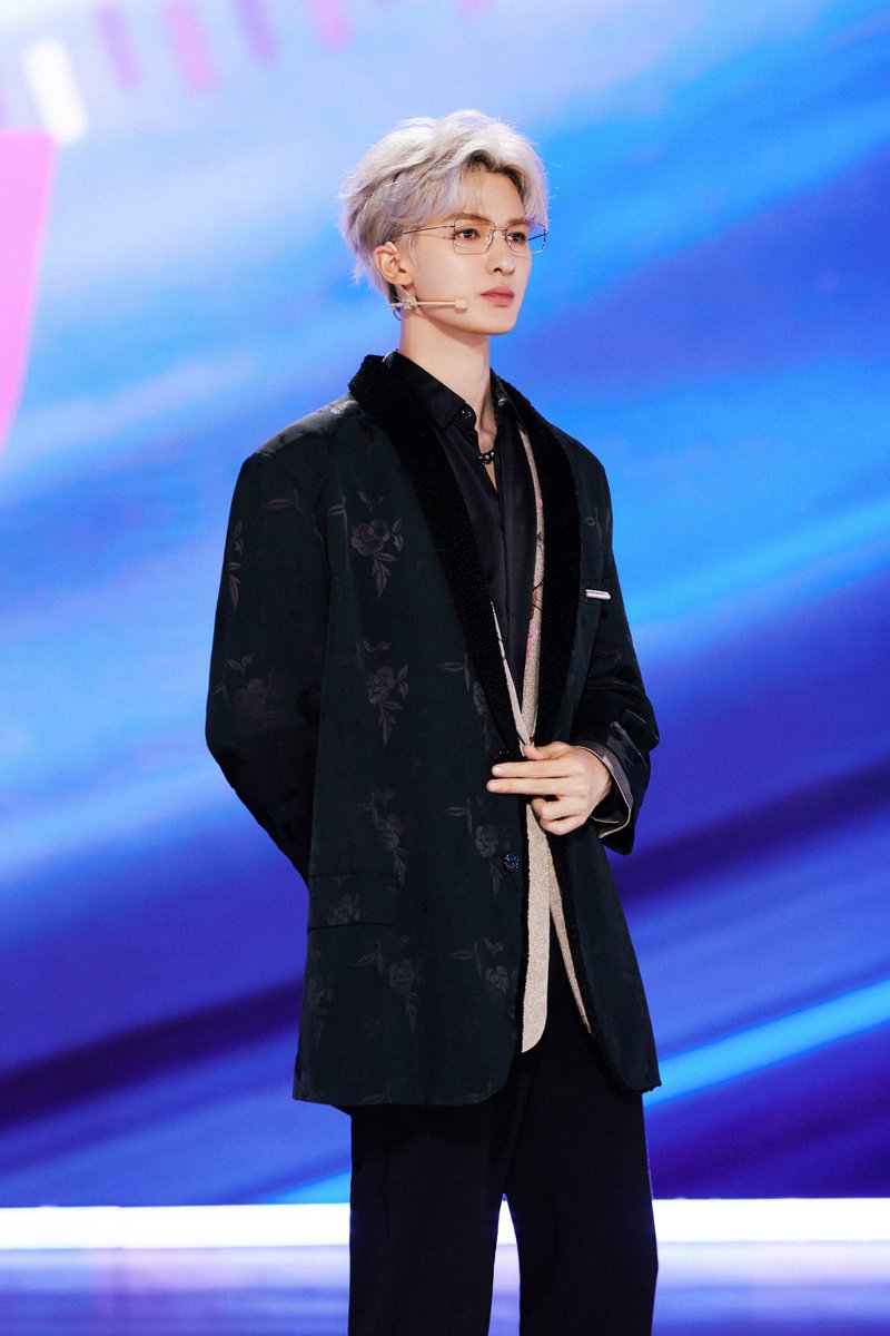 ZHEN6TING's tweet photo. this look.. a threat to humanity https://t.co/UUAdZgaF1l