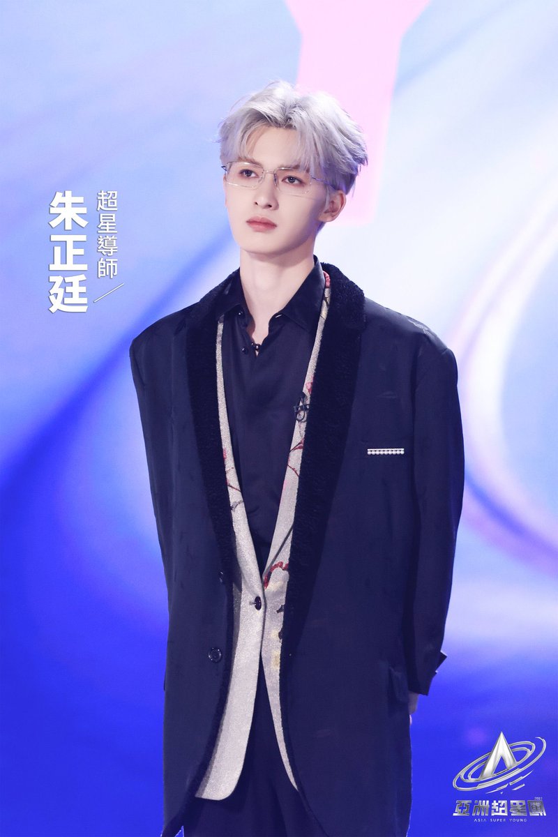 ZHEN6TING's tweet photo. this look.. a threat to humanity https://t.co/UUAdZgaF1l