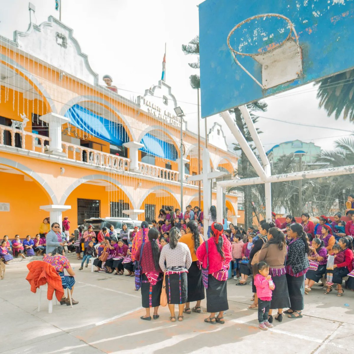 MNTejedoras's tweet photo. Hemos realizado con mucha alegría la asamblea comunitaria en #SanJuanAtitán de Huehuetenango para conformar el consejo de tejedoras y seguir resguardando nuestros tejidos. https://t.co/uNjsrbOWVn