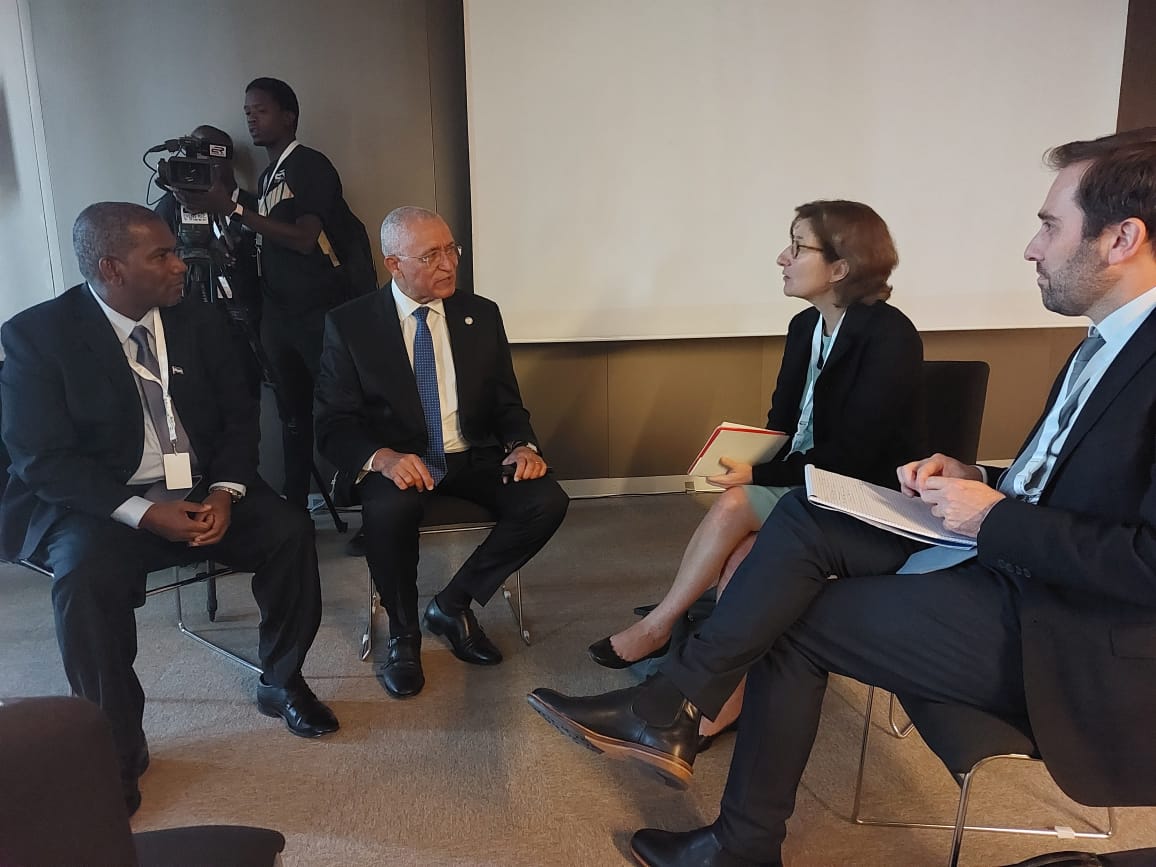 Laranjinha | EU Africa (@laranjinhaeeas) on Twitter photo No <a href="/ForumDakarPS/">Forum International de Dakar</a> a aproveitar para informar Ministro Rui Figueiredo Soares sobre trabalho em curso na sequência recente visita PM <a href="/UlissesCorreiaa/">Ulisses Correia e Silva</a> a Bruxelas. Reforço relação #UE #CaboVerde como claro objetivo comum <a href="/EUAmbCV/">Carla Grijo</a> No <a href="/ForumDakarPS/">Forum International de Dakar</a> a aproveitar para informar Ministro Rui Figueiredo Soares sobre trabalho em curso na sequência recente visita PM <a href="/UlissesCorreiaa/">Ulisses Correia e Silva</a> a Bruxelas. Reforço relação #UE #CaboVerde como claro objetivo comum <a href="/EUAmbCV/">Carla Grijo</a>
