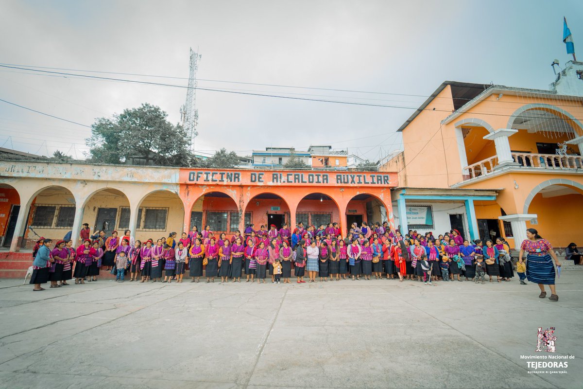 MNTejedoras's tweet photo. Hemos realizado con mucha alegría la asamblea comunitaria en #SanJuanAtitán de Huehuetenango para conformar el consejo de tejedoras y seguir resguardando nuestros tejidos. https://t.co/TGTE762ObF