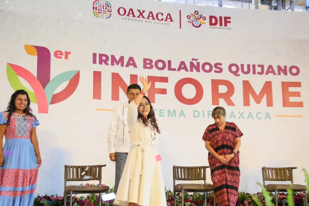 DIGEPO_GobOax's tweet photo. Esta mañana el titular de la #DIGEPO, Mtro. Carlos Alberto Holder Gómez acompaño a la Sra. Irma Bolaños en la rendicón del Primer Informe de Actividades del Sistema DIF Estatal Oaxaca.
#NadieSeQuedaAtrásNadieSeQuedaFuera https://t.co/5DML9uuGu5