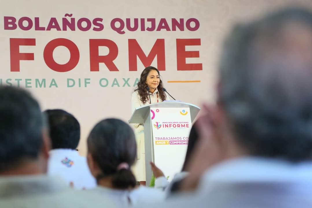 DIGEPO_GobOax's tweet photo. Esta mañana el titular de la #DIGEPO, Mtro. Carlos Alberto Holder Gómez acompaño a la Sra. Irma Bolaños en la rendicón del Primer Informe de Actividades del Sistema DIF Estatal Oaxaca.
#NadieSeQuedaAtrásNadieSeQuedaFuera https://t.co/5DML9uuGu5