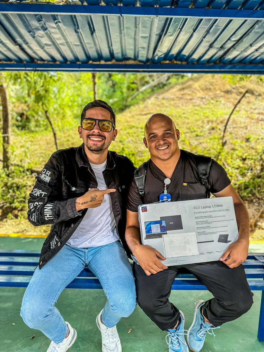 ManuelConecta's tweet photo. No me da pena vender, da pena es aparentar cosas que no somos y que no tenemos, este es mi sustento y lo hago con mucho amor y cariño | A las 8:00 pm el video ♥️ https://t.co/ZSA07hDubf