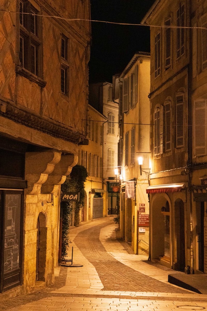 Viens avec nous découvrir Auch ses plus beaux sites 📍 sur le blog 📋 👉debeauxlentsdemains.com/gers-decouvrir…
La cathédrale Sainte-Marie, l'escalier monumental d'Auch et la statue de Dartagnan, le musée des Amériques - Auchses vues sur le Gers...
#gerstourisme #magnifiquefrance #auch