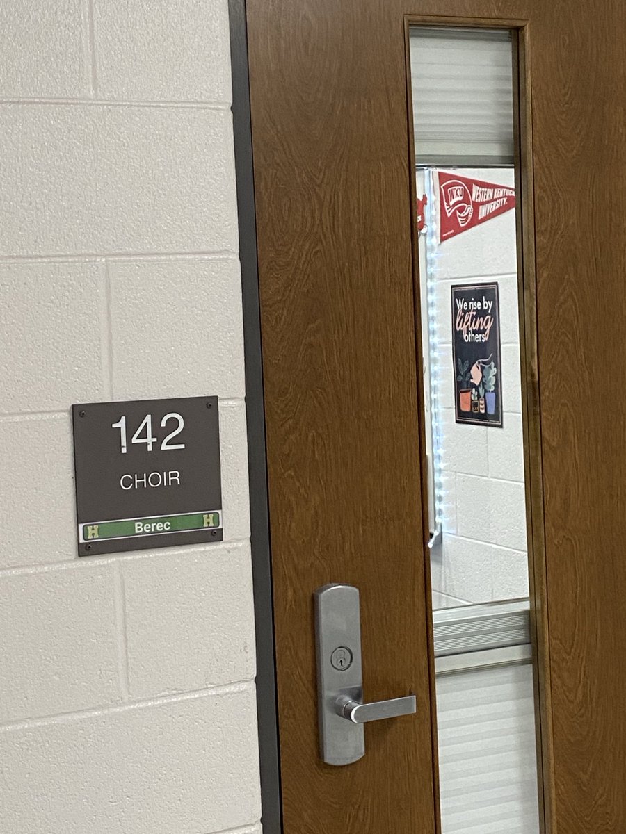 MrRobinClass's tweet photo. Last weekend I got to attend callbacks for the musical next semester at Bowling Green High School. It was an eye opening experience and now that I’m here next year for student teaching I can’t wait to help out! https://t.co/KZYF20MZ1F