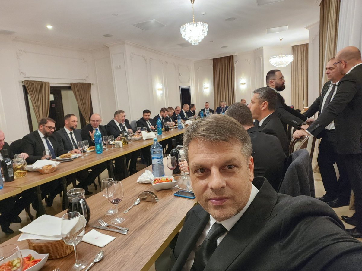 Having a good time on festive board after, I presented a paper about Freemasonry in the digital era called "Ordo et chao." Grand Master of my Grand Lodge, attended to the meeting and highly appreciated my views. My Travel continues