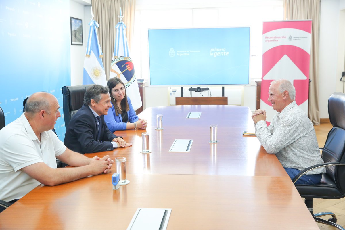 Ministerio de Transporte (@mindetransporte) on Twitter photo 🚍¡<a href="/TarjetaSUBEok/">Tarjeta SUBE</a> en Puerto General San Martín!
El ministro <a href="/DiegoGiuliano/">Diego Giuliano</a> y el secretario de Articulación Interjurisdiccional, <a href="/MFarinaok/">Marcos César Farina</a>, recibieron al intendente santafesino, <a href="/CarlosdeGrandis/">Carlos De Grandis</a>, para avanzar en la implementación del sistema SUBE en la localidad. 🚍¡<a href="/TarjetaSUBEok/">Tarjeta SUBE</a> en Puerto General San Martín!
El ministro <a href="/DiegoGiuliano/">Diego Giuliano</a> y el secretario de Articulación Interjurisdiccional, <a href="/MFarinaok/">Marcos César Farina</a>, recibieron al intendente santafesino, <a href="/CarlosdeGrandis/">Carlos De Grandis</a>, para avanzar en la implementación del sistema SUBE en la localidad.