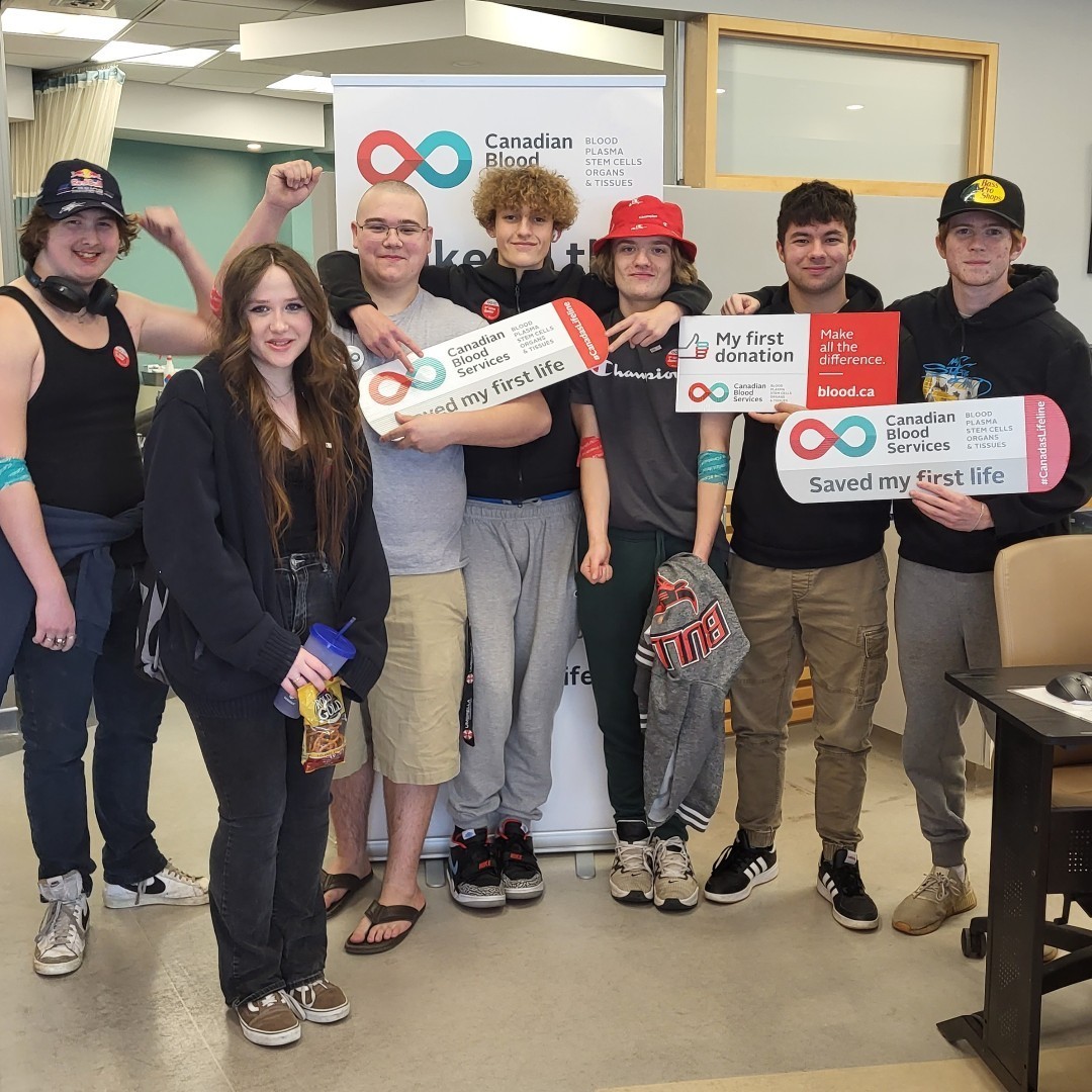 Did you know you can begin saving lives at 17 years old? 

A big thank you to Ernestown Secondary for saving lives together as a team in Kingston! 

Get your classmates (or work mates) together and make an even greater impact by donating together.

Book at ow.ly/QGS350Qcbl3