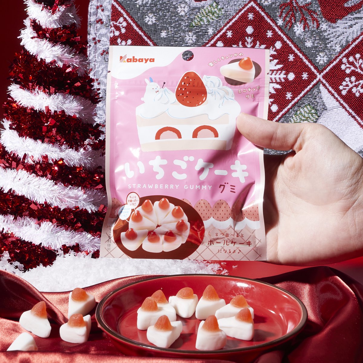 Did you know that クリスマスケーキ or 'Christmas cake' is Japan's most popular holiday dessert?👀 It's made of sponge cake, whipped cream, and strawberries🍓 Get Christmas Cake Gummies in the Snacktacular Christmas box by 12/15!🎁 🔗tokyotreat.com/subscribe