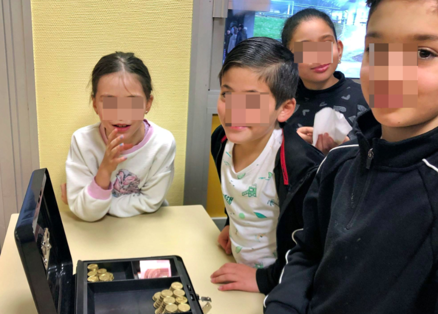 Vincemart1's tweet photo. Une belle journée ouverte aux parents : classe ouverte axée sur l'activité physique et les maths, confection et vente de crêpes. Passer commande, payer, offrir, rendre la monnaie, calculer la recette, le bénéfice... Une belle coopération entre CM et CE. @Circoyo01 @RepOyonnax https://t.co/CSb2nAbjYh