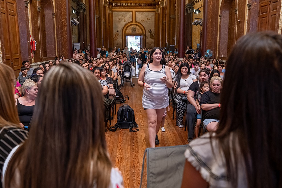 BarbasGabriela's tweet photo. Este programa promueve embarazos más saludables con un enfoque integral y humanizado, facilitando controles y brindando apoyo económico. Esto se refleja en que el 85% de las madres tienen registrado al menos un control en su embarazo. https://t.co/GBSb2zq4Dc