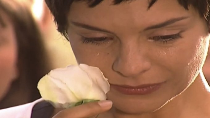 ZAMENZA's tweet photo. "O Fred amava tudo que era bonito e bom. Coroai-me de rosas, rosas que se apagam e fronte apagar-se tão cedo... coroai-me de rosas e de folhas breves..." #MulheresApaixonadas https://t.co/osPVV8QzvP