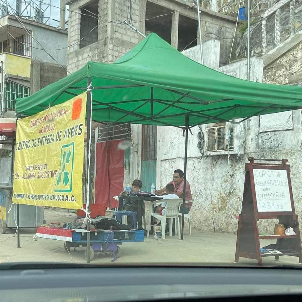 rthur013's tweet photo. En Acapulco un profesor imparte clases de regularización de manera gratuita, adaptando un toldo para cubrirse del sol, esto sobre la Avenida Ruiz Cortinez cerca de Aurrera La Cañada.
HARTO RESPETO 🙌🏽🙌🏽🙌🏽🙌🏽 https://t.co/Nfee5FjZNw