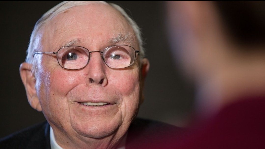 urbigaray's tweet photo. AHORA: Charlie Munger, la mano derecha de Warren Buffett en Berkshire Hathaway, falleció a los 99 años.

De sus múltiples citas, me quedo con esta: 

"No tienes que ser brillante, sólo un poco más sabio que los demás, en promedio, durante mucho, mucho tiempo" https://t.co/2bLInHEllb