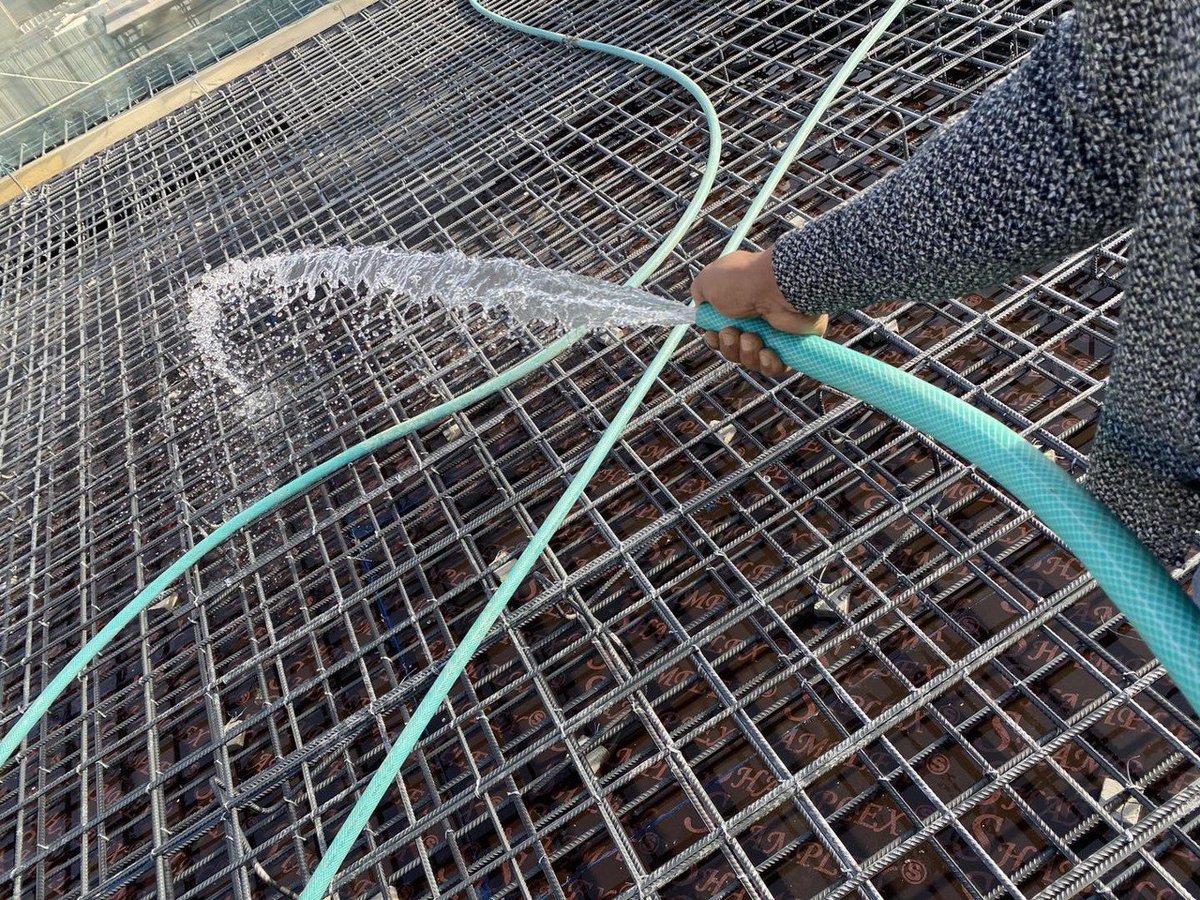 ينصح بـ رش الماء قبل صب السقف بوقت قصير لتلطيف الجو صيفا ولازالة الغبار عن الحديد والاخشاب ومنع الاخشاب من امتصاص ماء الخرسانة.
مع الحرص على عدم احتقان الماء في اي مكان فوق القوالب الخشبية للسقف.