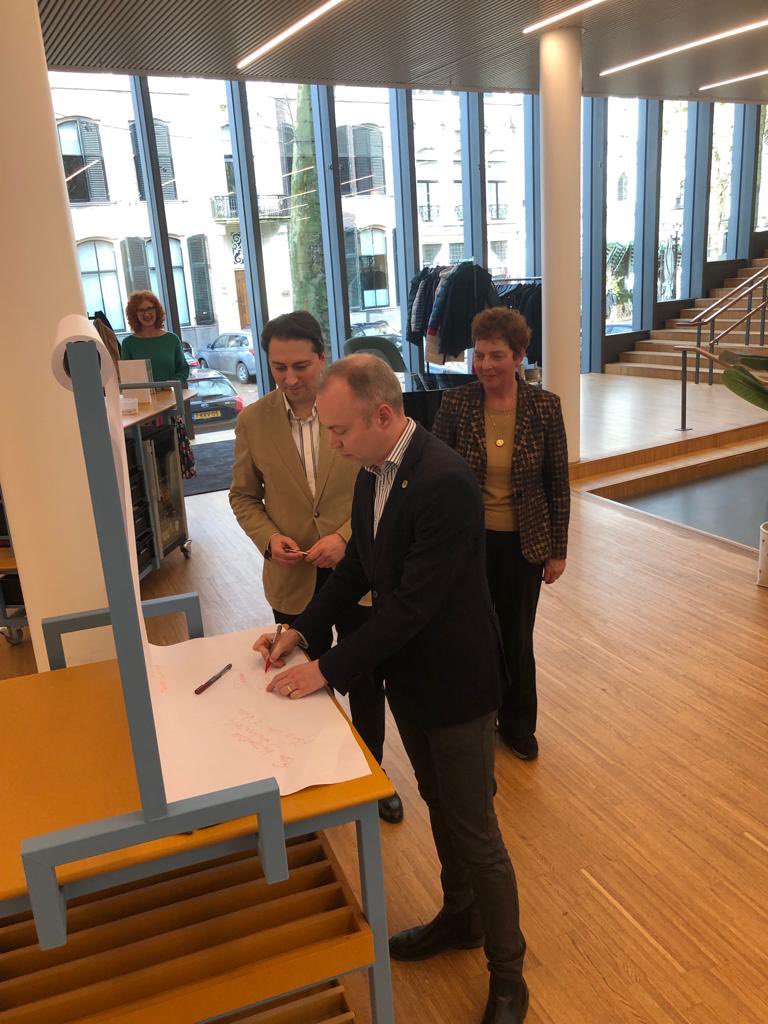 TC_DeventerBK's tweet image. 2 - Sergide Deventer Merkez Camii açılışı için 2003'te gençlerimizin yaptığı halı dokumaları da yeralıyor. Başta Deventer Hollanda Türk toplumuna, @DeventerGem Bşk Yrd.cıları @rsdegeest ve L. Wijnhoud @Bieb_Deventer Alice van Diepen ve emeği geçen herkese teşekkür ederiz! 🇹🇷🇳🇱❤️