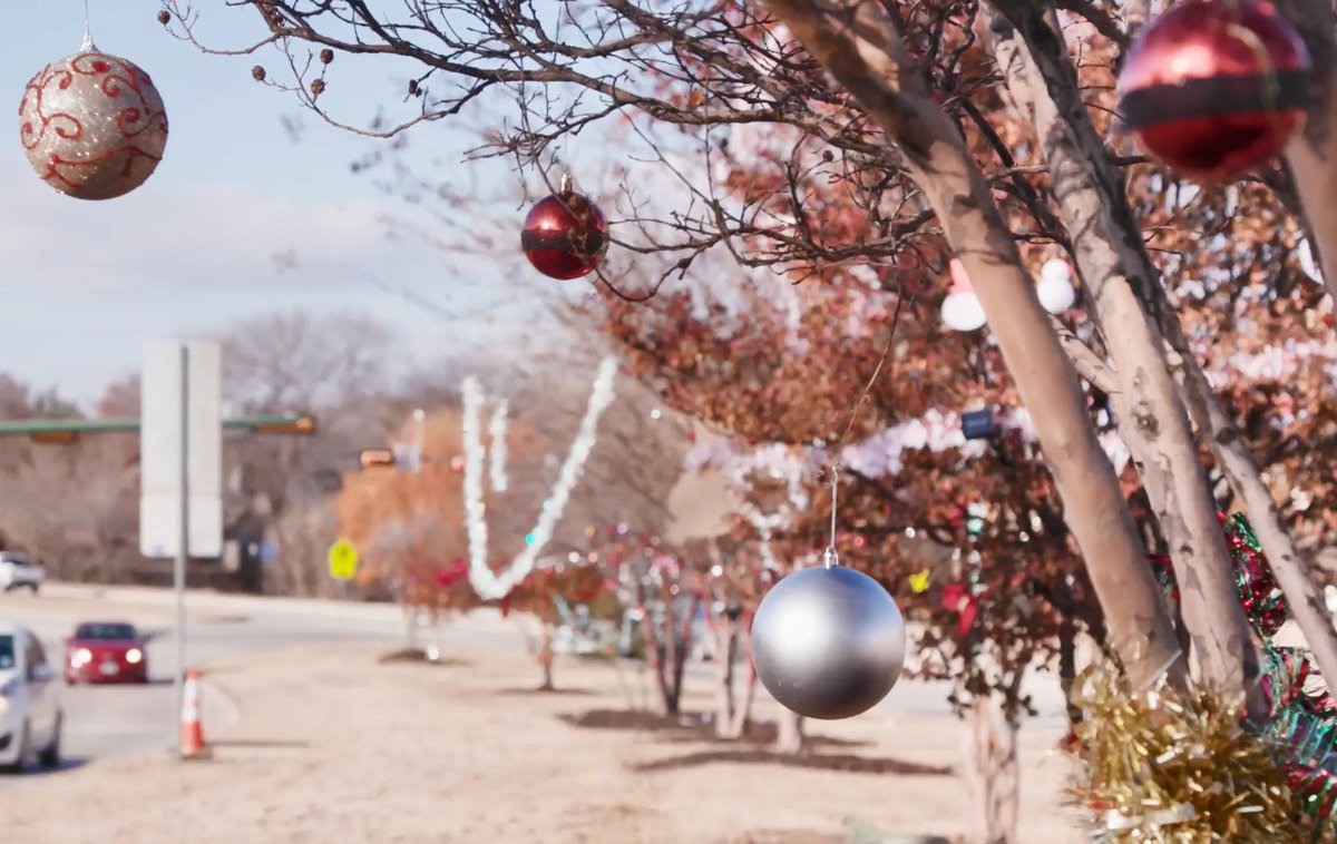 flower_mound's tweet photo. It’s S.T.A.R. season! ⭐🎄 During the Help a S.T.A.R. (Sad Tree Along Road) program, residents decorate trees along public roads. If you're participating this year, make sure to do so safely. For more information and the program's rules, visit https://t.co/3avNnVFCWw.
#HelpAStar https://t.co/7tHanL907i