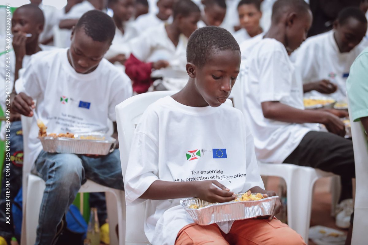 ybspburundi's tweet photo. Les représentants de l'@UEauBurundi  et ceux du ministère Solidarité  Nationale ,des Affaires sociales et des Droits de la Personne Humaine et du Genre  présents ont promis de toujours accompagner #YBSP dans sa mission  de promouvoir les droits des enfants.
@UNICEF 
@UNFPABurundi https://t.co/rlZNxLy3My