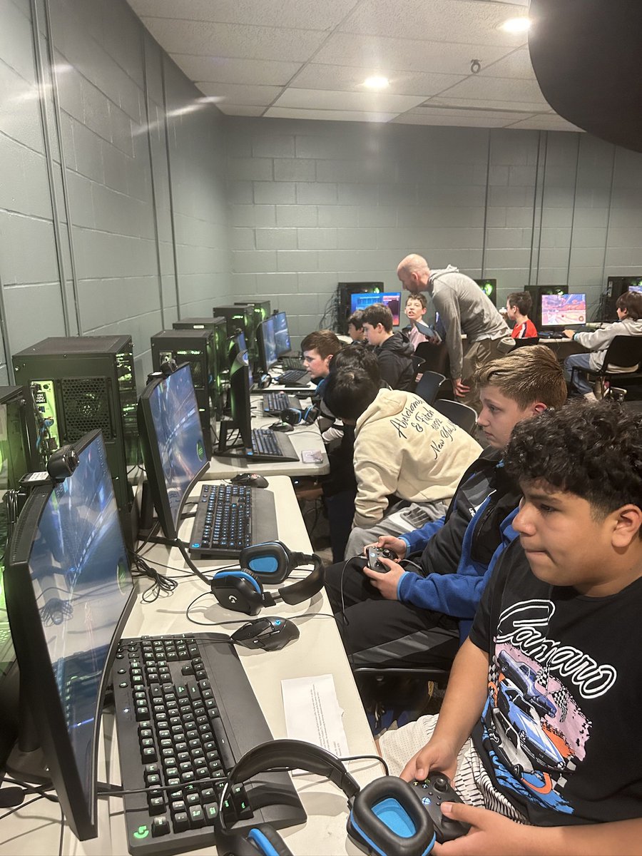 MadisonTrumbull's tweet image. Our middle school esports team is playing in the playoffs today against Zion Lutheran Middle School in Bethalto, IL and West Lincoln Middle School in Lincolnton, NC.  Let’s go Trumbull! @trumbullesports @TrumbullACEFoun