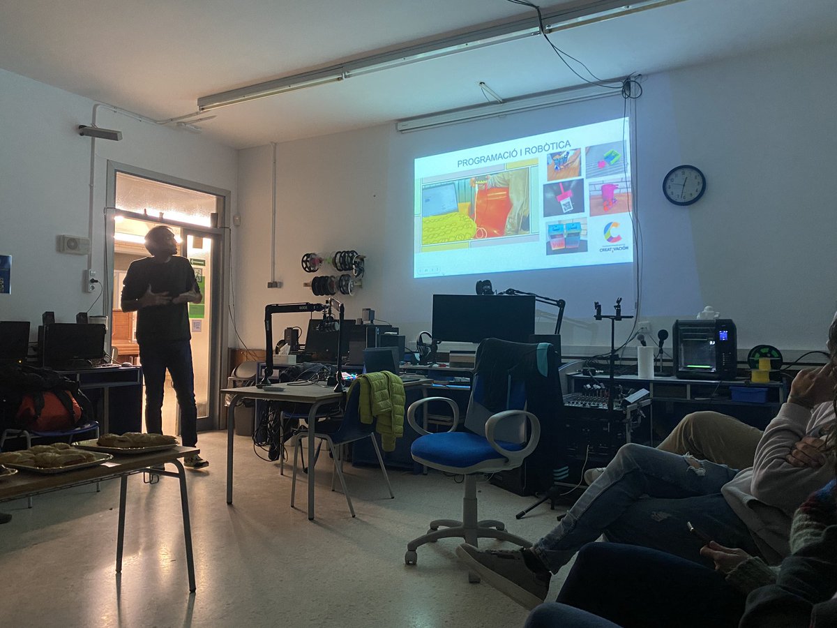 csecnarf76's tweet image. Què bonica, propera i inspiradora ha estat la visita d’avui a l’Escola La Parellada de Sant Oliva en el marc del #ProjecteFaig de @cesirecat. Quant d’amor i orgull destil.la el seu equip motor per l’escola, pel poble i per la professió. La Comunitat 27 ho pot TOT!✊🏻