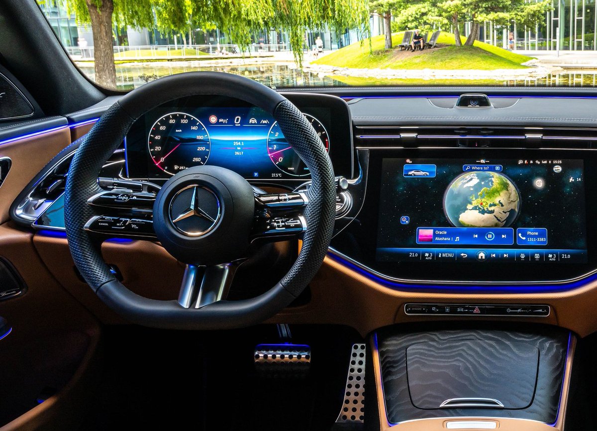 autodinamicomx's tweet photo. La completamente nueva generación de @MercedesBenzMx #ClaseE llega a los concesionarios de nuestro país y aquí puedes conocer todo al respecto, incluyendo precios y disponibilidad: https://t.co/4Tk4crNXzz 😲🇩🇪 https://t.co/dUh5cZAIeR