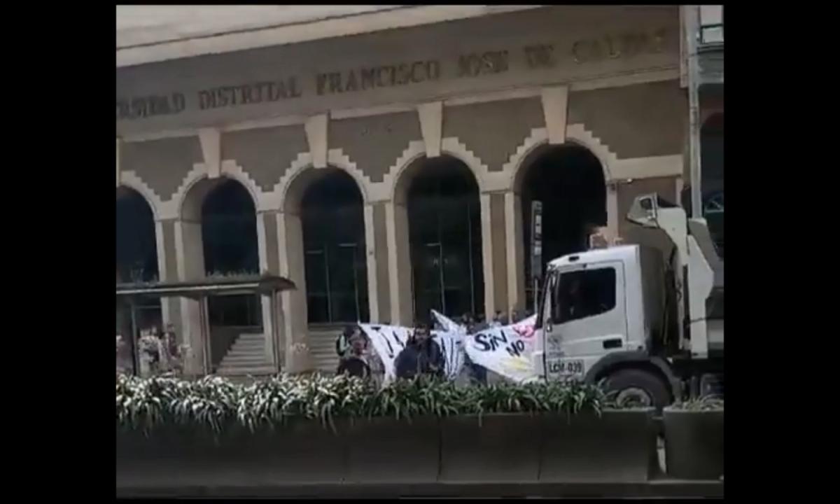 ELTIEMPO's tweet photo. 🔴 EN VIVO| Bogotá: manifestación cerca de la Universidad Pedagógica afecta la movilidad ► https://t.co/lGKf44nTb0 https://t.co/Yb0g38Dmfo