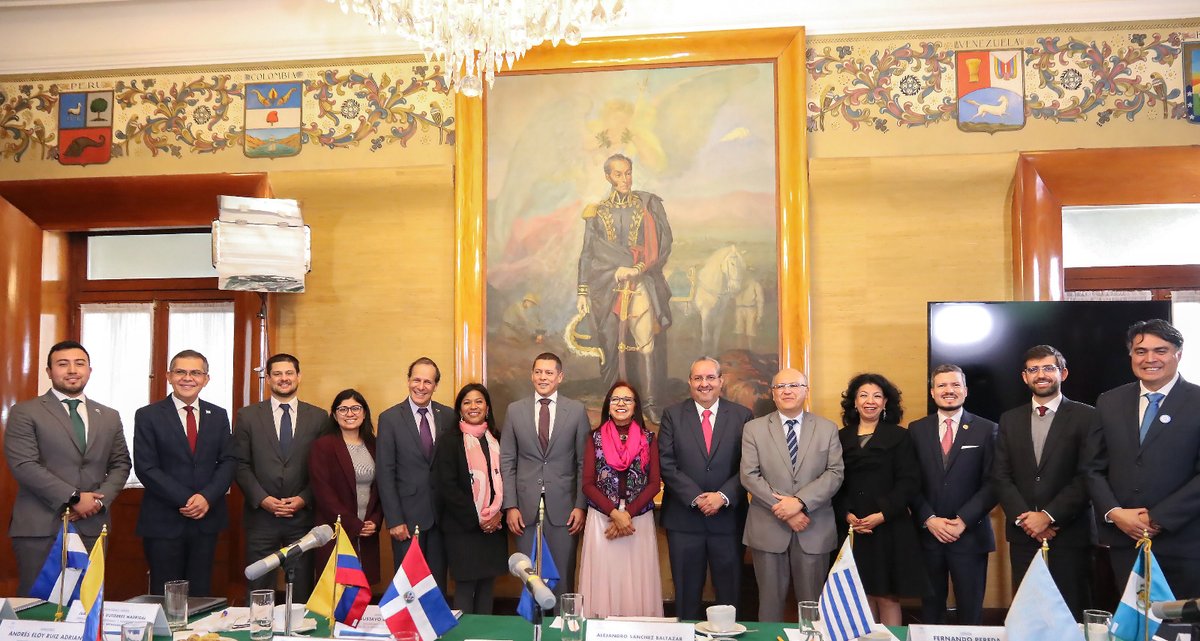 Letamaya's tweet photo. En la Sesión Extraordinaria del Consejo de Administración del Centro del Cooperación Regional para la Educación de Adultos en América Latina y el Caribe, que presidí este martes, representantes de países de la región ratificaron la designación que realicé de Jaime del Río Salcedo como nuevo director general de ese organismo internacional, nombramiento que derivará en mejores estrategias y mayor comunicación, de acuerdo con el cambio en la política educativa que se vive en México. En la reunión efectuada en la sede de la @SEP_mx a la que también asistieron representantes de la @OEA_oficial, @UNESCOMexico y de la @SRE_mx, se aceptó mi propuesta de que en cada nación se difunda lo que hace el @CREFAL_Oficial, los países miembros, entre ellos México, para cambiar el paradigma de la enseñanza.